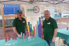 Stand de AVITE con las bodegas La Isleta y Lomo Sapiens en el Mercado del Agricultor de Tegueste